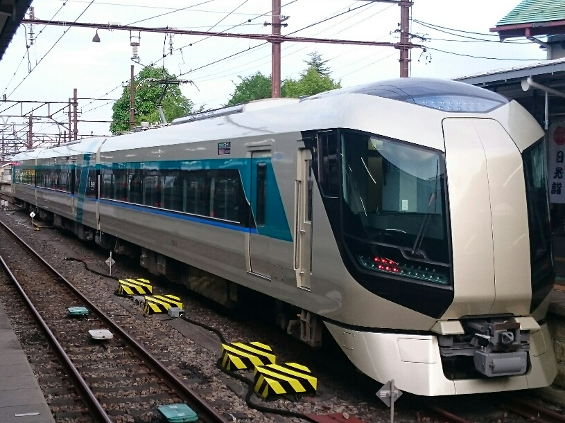 The "Snowpal 23:55" uses the 500 series vehicle for the limited express "Liberty" 