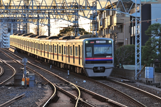 Keisei 3000 series train running between Aoto Station and Keisei-Takasago Station