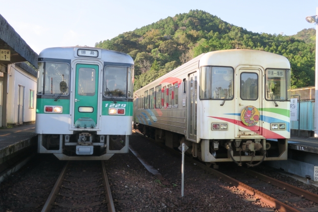 Asa Seaside Railway ASA-100 "Shiokaze" (right) and JR Shikoku 1200 series at Kaifu Station, which can no longer be together