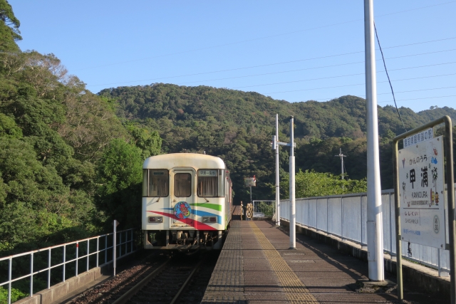 Asa Seaside Railway's diesel train ASA-100 "Shiokaze" at Kannoura Station
