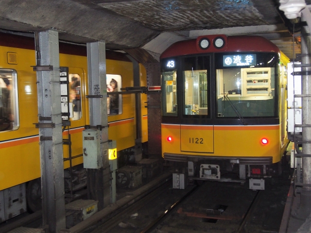 Tokyo Metro 1000 series train on the Ginza Line