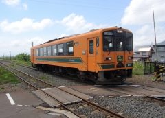 The Tsugaru type 21 diesel car on Tsugaru Railway