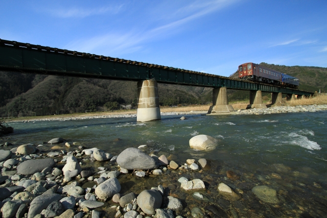 Wakasa Railway's sightseeing train "Yazu" type WT3000, crossing the Hatto River between Yazukoko-mae Station and Inaba-Funaoka Station