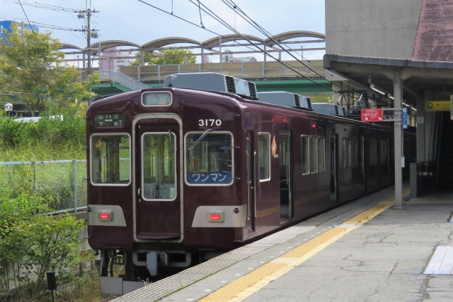 Nose Electric Railway 3100 series train stopping at Nissei-Chuo Station