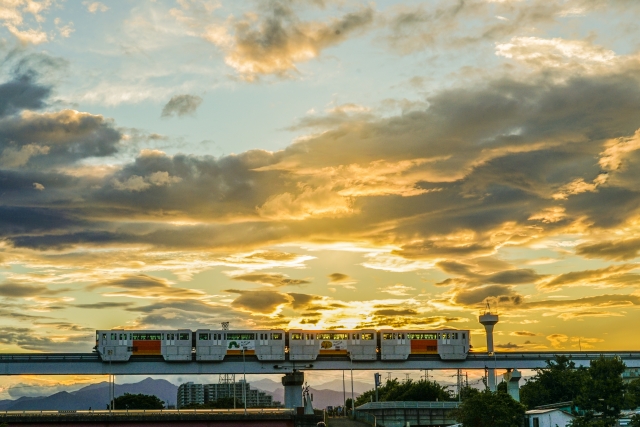 The Tama Monorail running on Tachihi Bridge across the Tama River (between Koshu-Kaido Station and Shibasaki-Taiikukan Station)