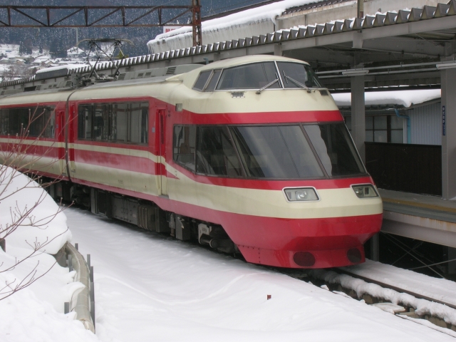 Nagano Electric Railway 1000 series "Yukemuri" used for the limited express, former Odakyu Electric Railway type 10000 Romancecar "HiSE"