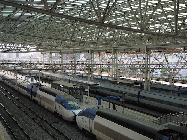 KTX vehicles stopping at Seoul Station ©Katsumi