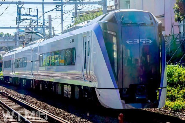 E353 series train used for limited express "Shinshu" (しろかね/PhotoAC)