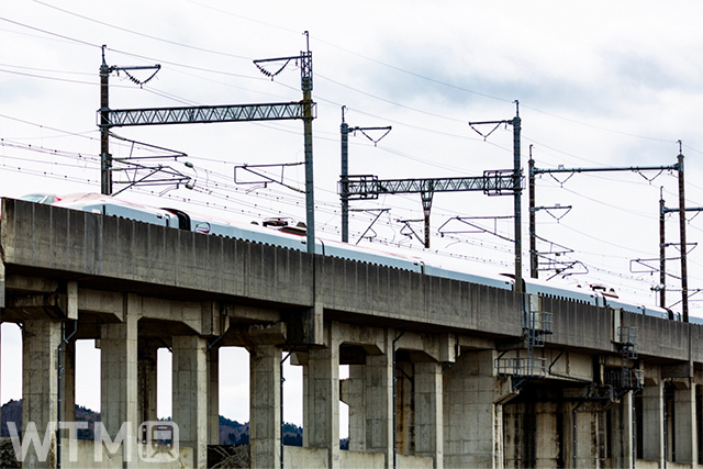 A derailed train on the Tohoku Shinkansen between Fukushima and Shiroishi Zao due to the earthquake (時の記録者/PhotoAC)