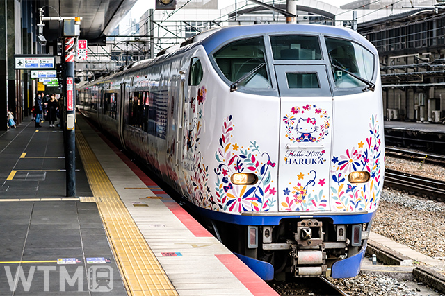 JR West "Hello Kitty HARUKA" 281 series EMU (Kapi Ng/Shutterstock)