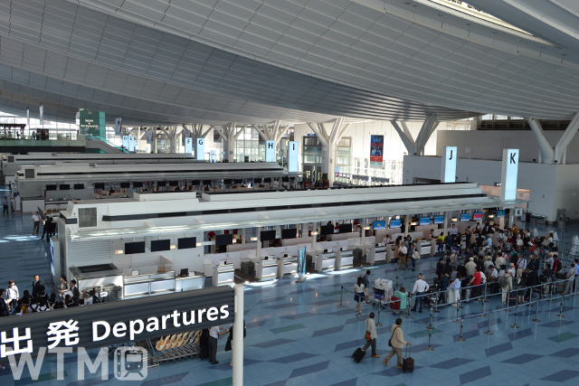 Tokyo Haneda Airport Terminal 3 bustling with international passengers (May 2016) (Katsumi/TOKYO STUDIO)