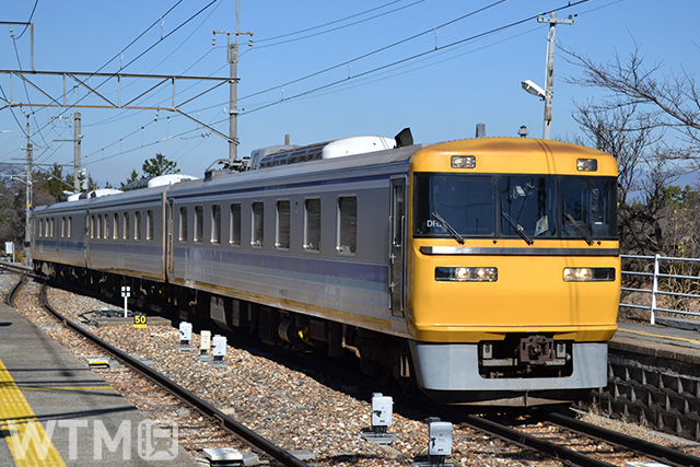 JR Central's track and electrical comprehensive test vehicle "Doctor Tokai" 95 series diesel car passing through Ina-Hongo Station on the Iida Line (Katsumi/TOKYO STUDIO)