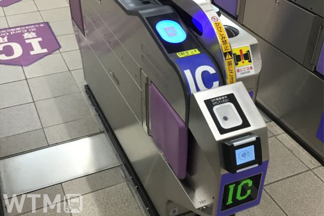 An integrated IC ticket gate equipped with the readers for Visa Contactless and QR ticket installed at each station on the Semboku Rapid Railway (Image by: Nankai Electric Railway)