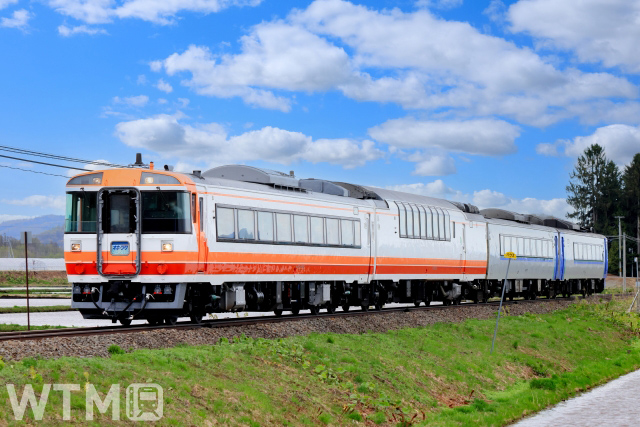 JR Hokkaido Kiha 183 deries diesel car with reproduction paint on 1 lead car and 1 green car (中村　昌寛/Photo AC)