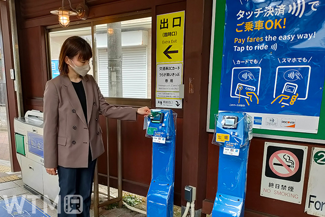 A scene using contactless payments at Enoden Enoshima Station (Katsumi/TOKYO STUDIO)