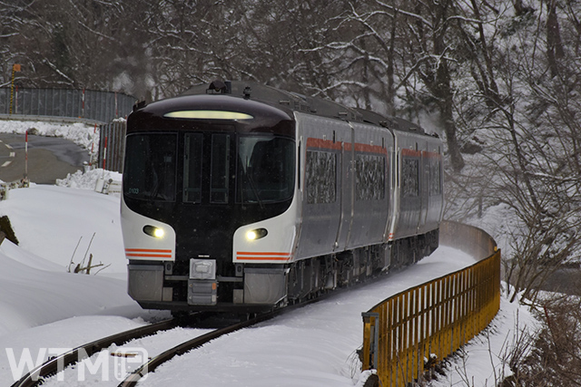 JR Central HC85 series hybrid diesel train operated as the Limited Express "HIDA" on the Takayama Line (YKT2000/photoAC)