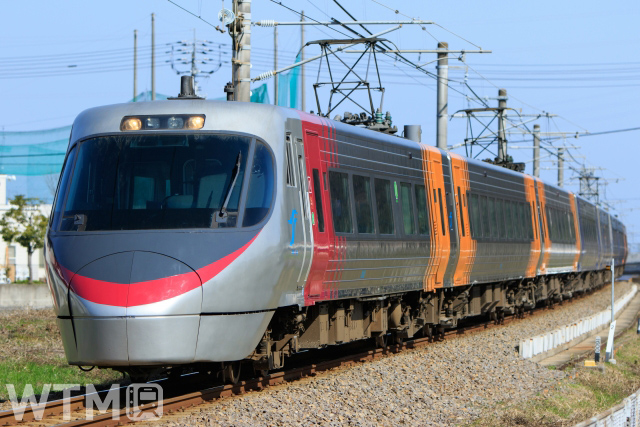 JR Shikoku 8000 series EMU operated as the Yosan Line limited express "Shiokaze" and "Ishizuchi" (ninochan555/PhotoAC)