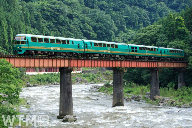 JR Kyushu KIHA 71 series diesel train "YUFUIN NO MORI I" running on the Kyudai Line bridge over the Kusu River (ninochan555/PhotoAC)