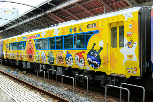 JR Shikoku KIHA 185 Series "Yu Yu Anpanman Car", which is operated by adding to the limited express trains of the Kotoku and Tokushima Lines (ninochan555/PIXTA ©やなせたかし/フレーベル館・TMS・NTV)