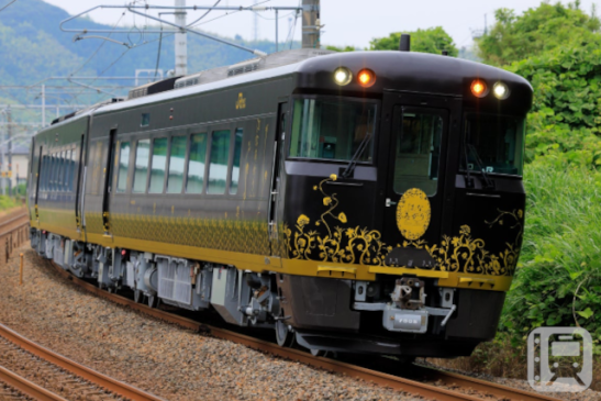 The tourist train “Hana Akari” operates on a route around Lake BiwaKo – Enjoy Shiga’s local food and hospitality in luxurious seats