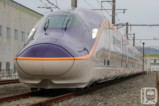 JR East E8 series EMU running on the Yamagata Shinkansen (りきー/PhotoAC)