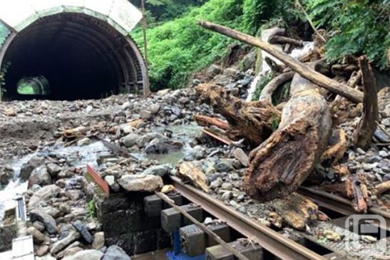 Restoration work begins for the first time in a year since heavy rain damage – Riku East Line closed due to damage in 19 places – Large amount of soil and sand flowing in from mountain