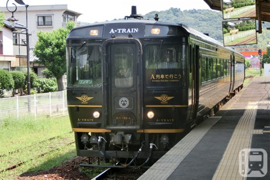 JR Kyushu Kiha 185 series diesel railcar operating on the tourist train "A-Train" (そいそいん/PhotoAC)