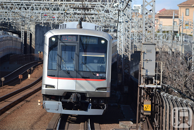Tokyu 5050 series EMU incorporating the paid seat reservation service "Q SEAT" car (Katsumi Yokoyama)