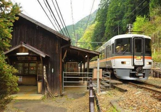 The “Iida Line Hikyo-eki Train” stops at stations with few passengers this fall – A special train offering fine sake also runs for the first time from an “unexpected starting station”