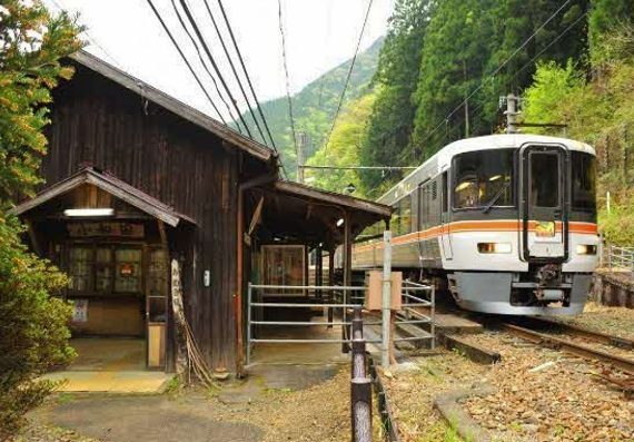 JR Central 373 series EMU, the "Iida Line Hikyo-eki go" express train, stops at Kowada Station, one of the unexplored stations on the Iida Line (Photo courtesy of JR Central)