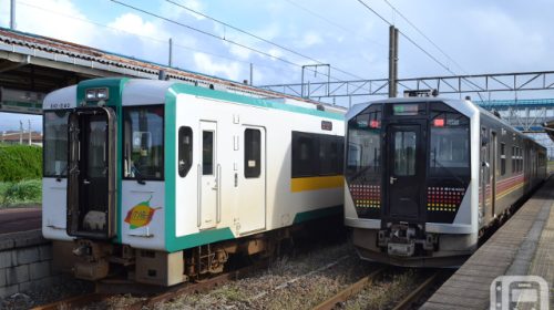 JR East Kiha 110 series diesel railcar (left) operating on the Rikuu West Line and JR East GV-E400 series diesel railcar operating on the Uetsu Main Line (Katsumi Yokoyama/photographed October 2021)