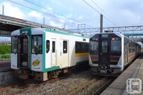 JR East Kiha 110 series diesel railcar (left) operating on the Rikuu West Line and JR East GV-E400 series diesel railcar operating on the Uetsu Main Line (Katsumi Yokoyama/photographed October 2021)