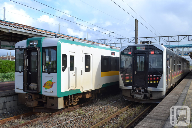 JR East Kiha 110 series diesel railcar (left) operating on the Rikuu West Line and JR East GV-E400 series diesel railcar operating on the Uetsu Main Line (Katsumi Yokoyama/photographed October 2021)